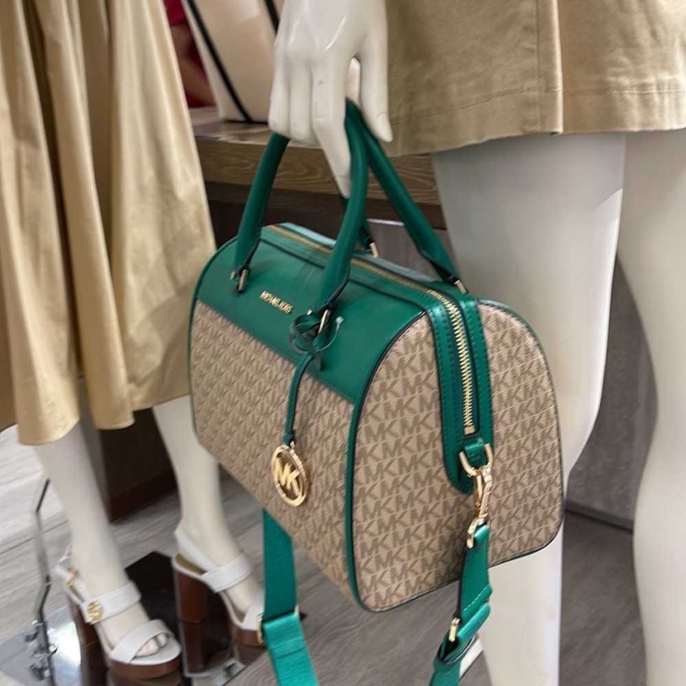 Michael Kors med Duffle Travel - Leather/Coated
PALMETTO GREEN
MD DUFFLE
NWT - Picture 2 of 16